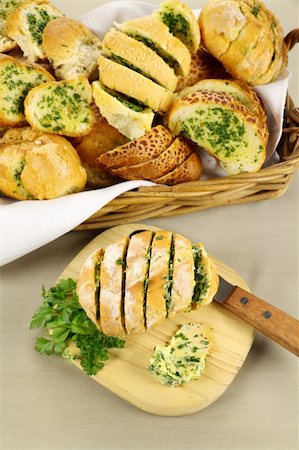pan de ajo - Fresh baked sliced herb and garlic rolls straight from the oven. Foto de stock - Super Valor sin royalties y Suscripción, Código: 400-04698374