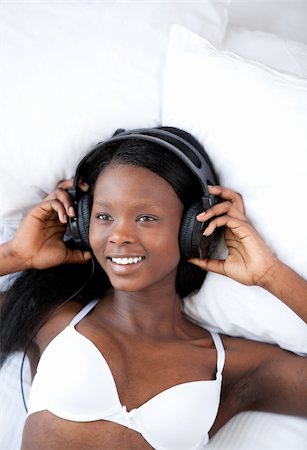 simsearch:6109-06194973,k - Bright woman in underwear listening music lying on her bed Foto de stock - Super Valor sin royalties y Suscripción, Código: 400-04698682