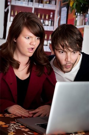 porão - Woman and man staring with shock at laptop computer Stock Photo - Budget Royalty-Free & Subscription, Code: 400-04699043