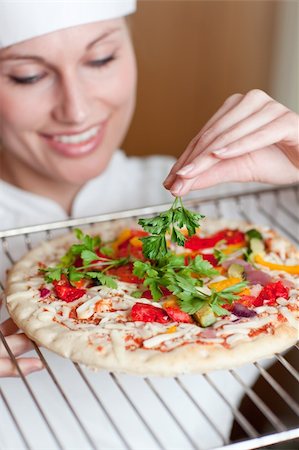simsearch:400-07953213,k - Charming female chef preparing a pizza in the kitchen Foto de stock - Super Valor sin royalties y Suscripción, Código: 400-04699123