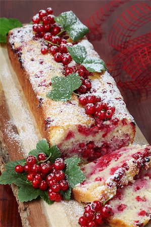 simsearch:400-04709493,k - Homemade sponge cake with fresh organic red currants and sugar icing Stock Photo - Budget Royalty-Free & Subscription, Code: 400-04699531