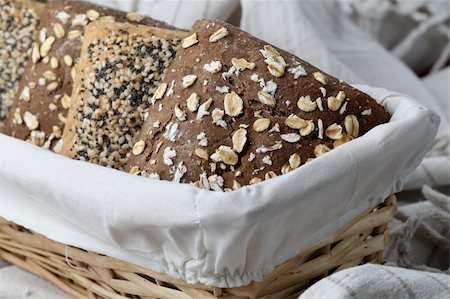 simsearch:400-04699541,k - Basket with different kinds of wholemeal bread Foto de stock - Super Valor sin royalties y Suscripción, Código: 400-04699541
