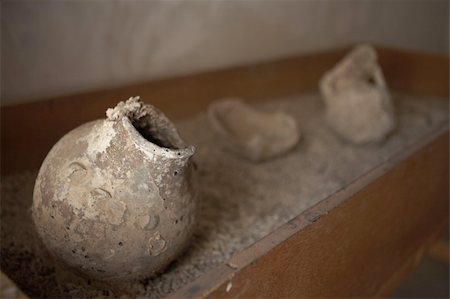 scherbe - Recovered potshards and clay items from the archeological digs in Al Zubarah, Qatar. Shallow Depth of Field, focus on front rim Stockbilder - Microstock & Abonnement, Bildnummer: 400-04690122