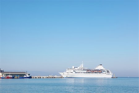 simsearch:400-04042153,k - Small white holiday cruise liner in the port of Kusadasi, Turkey, on the Aegean. Photographie de stock - Aubaine LD & Abonnement, Code: 400-04690142