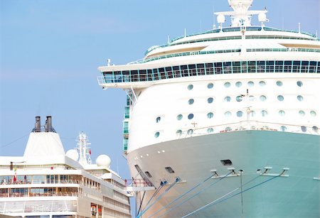 simsearch:400-04042153,k - White holiday cruise liner in the port of Kusadasi, Turkey, on the Aegean. Photographie de stock - Aubaine LD & Abonnement, Code: 400-04690153