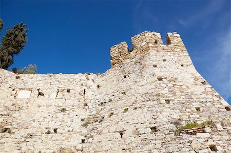 simsearch:400-04473180,k - Pigeon Island Fortress, also known as the Pirates castle, in the Kusadasi harbor, on the Aegean coast of Turkey. Photographie de stock - Aubaine LD & Abonnement, Code: 400-04690184