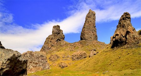 A view of the Old Man of  Storr, with a summit of 535m above sea level, from the Sanctuary. The Sanctuary is the are which lies at the bottle of the Storr littered with interesting rock formations from the Trotternish Landslip. The area is well frequented by both Hikers and Climbers alike. Foto de stock - Super Valor sin royalties y Suscripción, Código: 400-04690215