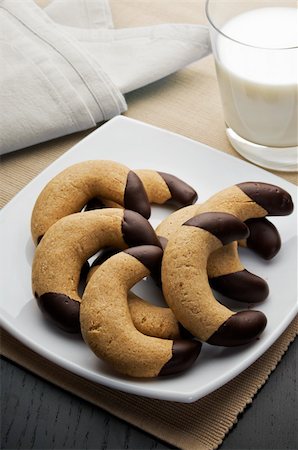 simsearch:400-06643567,k - homemade chocolate cookies width milk Stockbilder - Microstock & Abonnement, Bildnummer: 400-04690420