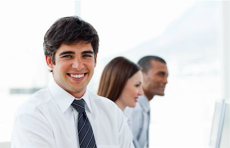 simsearch:400-04187328,k - Young businessman smiling in the office Foto de stock - Royalty-Free Super Valor e Assinatura, Número: 400-04690595