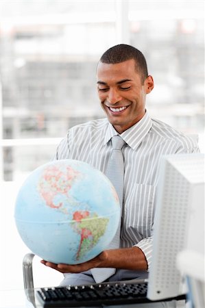 simsearch:400-04187718,k - Smiling businessman holding aterrestrial globe in the office Foto de stock - Royalty-Free Super Valor e Assinatura, Número: 400-04690667