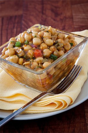 simsearch:400-04690974,k - A flavorful delight - Moroccan style chickpeas salad infused with finely chopped vegetables. Topped with spicy dressing made with olive oil, herbs and select spices. Foto de stock - Super Valor sin royalties y Suscripción, Código: 400-04690961