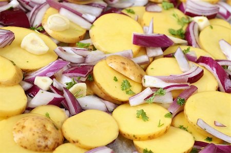 simsearch:400-05326972,k - Raw potatoes with red onion, garlic and parsley on a baking tray, ready to be put into the oven Foto de stock - Super Valor sin royalties y Suscripción, Código: 400-04691559