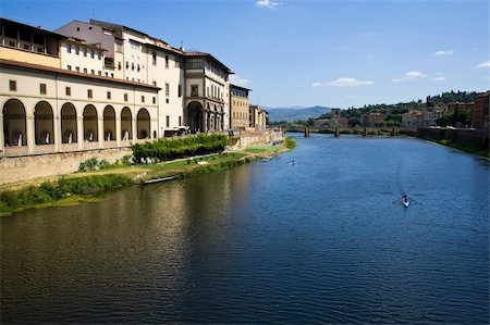 simsearch:400-05225584,k - The view of Arno from ponte vecchio in Florence, Italy Foto de stock - Super Valor sin royalties y Suscripción, Código: 400-04691563