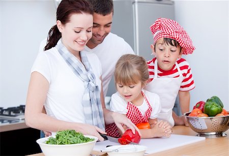 simsearch:614-06719832,k - Portrait of a family preparing a meal in a kitchen Foto de stock - Super Valor sin royalties y Suscripción, Código: 400-04692273