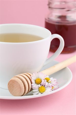 simsearch:400-04691031,k - Healthy herbal tea made from freshly picked daisies with honey Photographie de stock - Aubaine LD & Abonnement, Code: 400-04692906