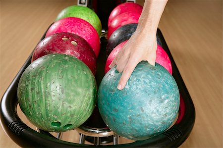 simsearch:400-05163136,k - Bowling ball in player man hand in colorful rows Stockbilder - Microstock & Abonnement, Bildnummer: 400-04704688