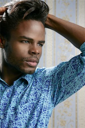simsearch:400-04122990,k - African american young handsome man portrait at studio Foto de stock - Royalty-Free Super Valor e Assinatura, Número: 400-04704754