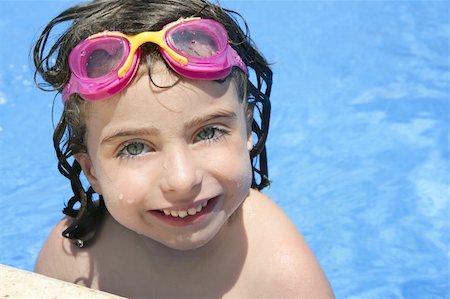 simsearch:400-04608975,k - beautiful little girl smiling in  blue water with pink goggles Stockbilder - Microstock & Abonnement, Bildnummer: 400-04704777