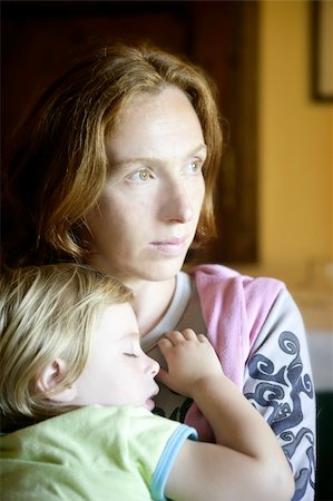 simsearch:400-06452404,k - Baby toddler girl sleeping in redhead mother arms tranquil scene Photographie de stock - Aubaine LD & Abonnement, Code: 400-04704789