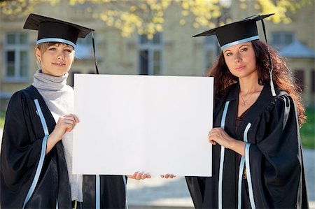 simsearch:6109-06003585,k - Two graduates hold a clean sheet in sunlight, with blurred college building in the background Foto de stock - Royalty-Free Super Valor e Assinatura, Número: 400-04705218