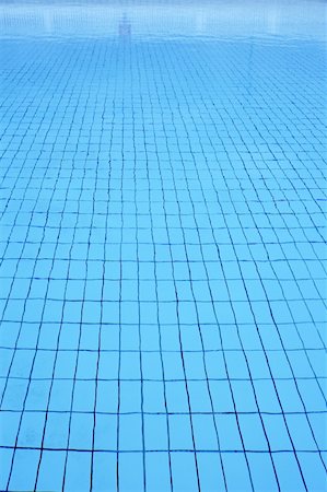 simsearch:400-05240428,k - blue tiles pool vertical perspective summer vacation Photographie de stock - Aubaine LD & Abonnement, Code: 400-04705258