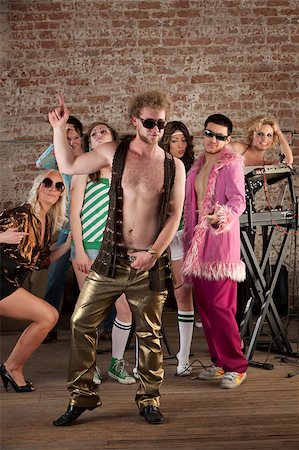 funny retro groups - Dancing man with sunglasses at a 1970s Disco Music Party Foto de stock - Super Valor sin royalties y Suscripción, Código: 400-04705324