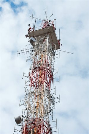 simsearch:625-00903852,k - Old transmitter tower against blue, cloudy sky Foto de stock - Super Valor sin royalties y Suscripción, Código: 400-04706213