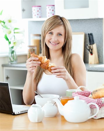 simsearch:400-05741872,k - Green woman having breakfast in front of the laptop Foto de stock - Super Valor sin royalties y Suscripción, Código: 400-04706875