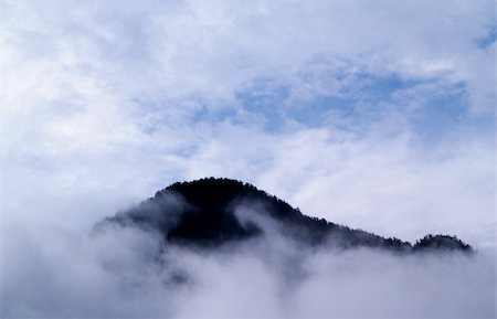 fotopen (artist) - Mountain growth from low clouds.  Bad weather for trekking. Foto de stock - Super Valor sin royalties y Suscripción, Código: 400-04707213