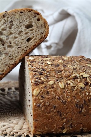 simsearch:400-04699541,k - Loaf of fresh bread with sesame seeds Foto de stock - Super Valor sin royalties y Suscripción, Código: 400-04707316