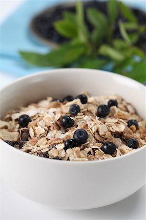 simsearch:400-05343907,k - Granola with fresh wild blueberries. Shallow DOF Foto de stock - Super Valor sin royalties y Suscripción, Código: 400-04707325