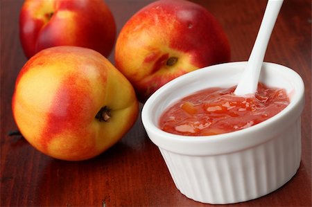 simsearch:400-04709478,k - Nectarine jam in a white bowl and fresh nectarines Foto de stock - Super Valor sin royalties y Suscripción, Código: 400-04707333