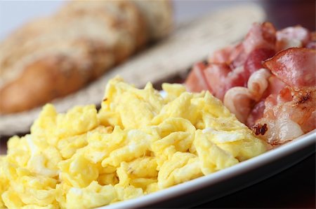 simsearch:400-04414187,k - Close-up of scrambled eggs and slices of bacon on a plate Photographie de stock - Aubaine LD & Abonnement, Code: 400-04707346