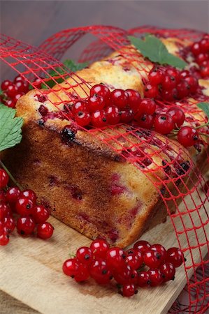 simsearch:400-07034479,k - Homemade sponge cake with fresh organic red currants Stock Photo - Budget Royalty-Free & Subscription, Code: 400-04707343