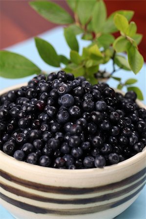 simsearch:400-04709478,k - Bowl with fresh wild blueberries. Shallow DOF Foto de stock - Super Valor sin royalties y Suscripción, Código: 400-04707355