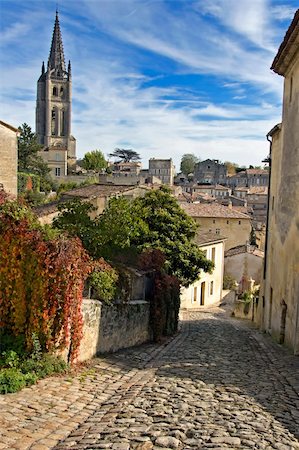 saint emilión - Cobbled Street of Saint Emilion in Bordeaux - A Unesco World Heritage Site. Foto de stock - Super Valor sin royalties y Suscripción, Código: 400-04707534