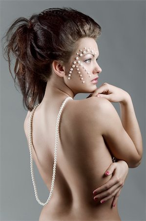 simsearch:400-04209471,k - elegant fashion girl with creative make up showing her naked shoulder with a pearl necklace falling Photographie de stock - Aubaine LD & Abonnement, Code: 400-04707798