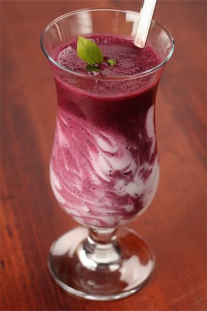 simsearch:659-08905504,k - Fresh blueberry milk shake with sour cream. Shallow DOF. Foto de stock - Super Valor sin royalties y Suscripción, Código: 400-04709472