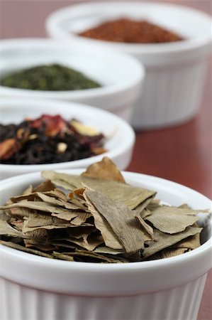 simsearch:400-05678542,k - White bowls with various kinds of tea - focus on dried ginkgo leaves Foto de stock - Super Valor sin royalties y Suscripción, Código: 400-04709507