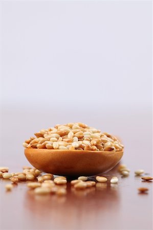 simsearch:700-00342851,k - Roasted sesame seeds on a wooden spoon Photographie de stock - Aubaine LD & Abonnement, Code: 400-04709500