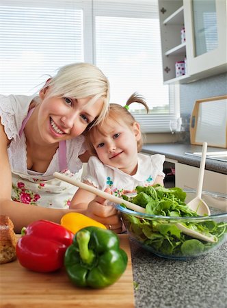 simsearch:400-05749823,k - Smiling mother and daughter preparing a salad in kitchen Foto de stock - Super Valor sin royalties y Suscripción, Código: 400-04709926