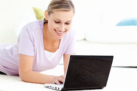 simsearch:400-04709946,k - Erfreut caucasian Frau mit ihrem Laptop auf dem Boden im Wohnzimmer Stockbilder - Microstock & Abonnement, Bildnummer: 400-04709944