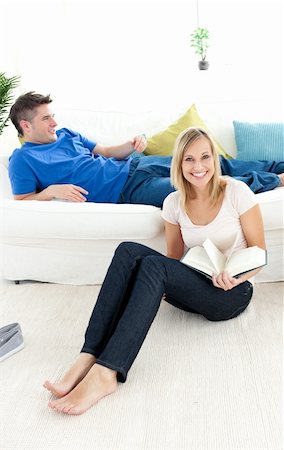 simsearch:400-04202081,k - Young couple having free time together in the living-room Foto de stock - Royalty-Free Super Valor e Assinatura, Número: 400-04700363