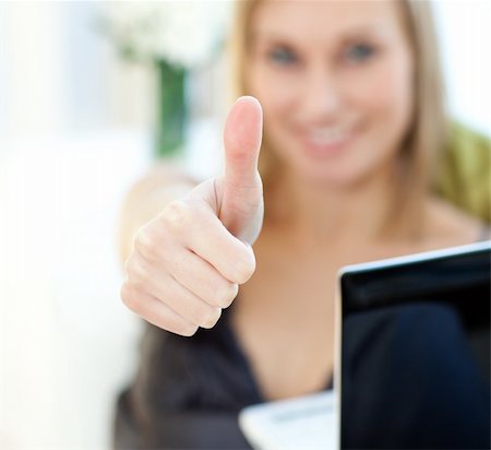 simsearch:400-04709946,k - Close-up of a woman surfing the internet sitting on a sofa at home Stockbilder - Microstock & Abonnement, Bildnummer: 400-04700443