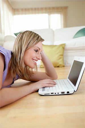 simsearch:400-04709946,k - Happy blond woman using a laptp lying on the floor at home Stockbilder - Microstock & Abonnement, Bildnummer: 400-04700486