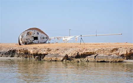 Wreckage of a sailing yacht washed up on a beach Stock Photo - Budget Royalty-Free & Subscription, Code: 400-04700744