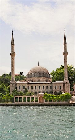 simsearch:862-03355075,k - A mosque on the edge of a large river against a blue sky Stock Photo - Budget Royalty-Free & Subscription, Code: 400-04700755