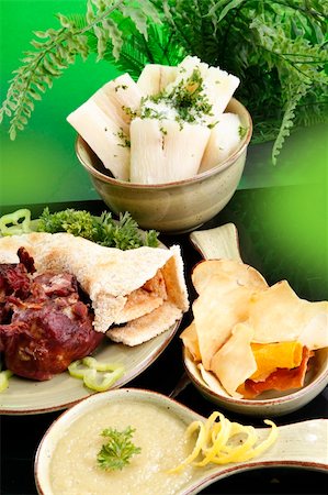 Game barbecue,  Cassava in garlic, butter, Yuca chips, soak and bake cassava bread and yuca with cheese dip Fotografie stock - Microstock e Abbonamento, Codice: 400-04700867