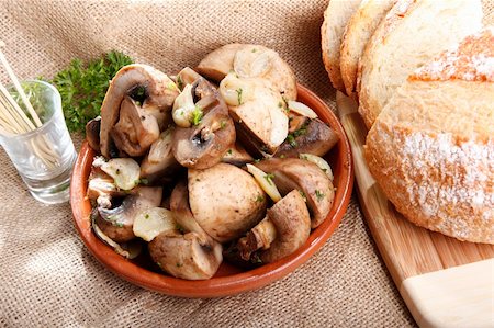 sauteeing - Sauteed white champignon mushroom with garlic and French bread Photographie de stock - Aubaine LD & Abonnement, Code: 400-04700862