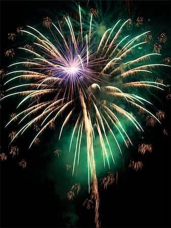 simsearch:400-09051018,k - A colorful display of fireworks in the night sky Stockbilder - Microstock & Abonnement, Bildnummer: 400-04700936